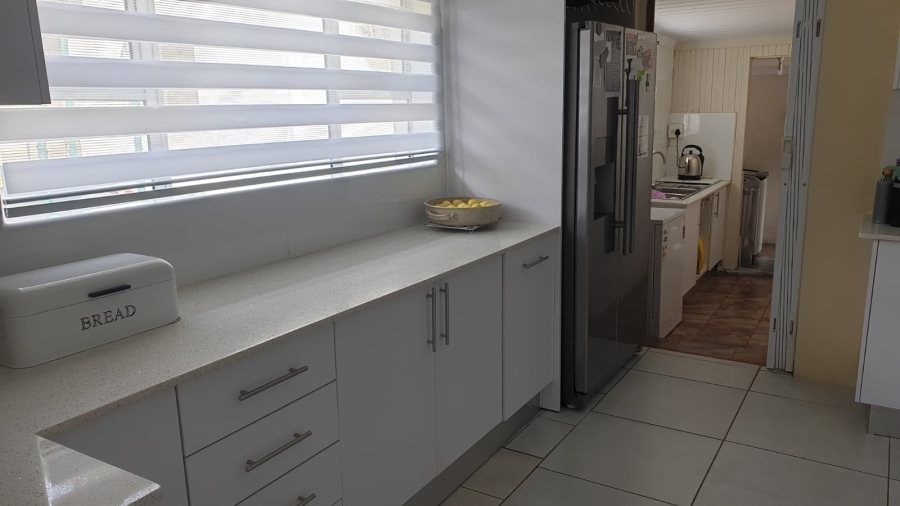 To Let 4 Bedroom Property for Rent in Beacon Bay Eastern Cape